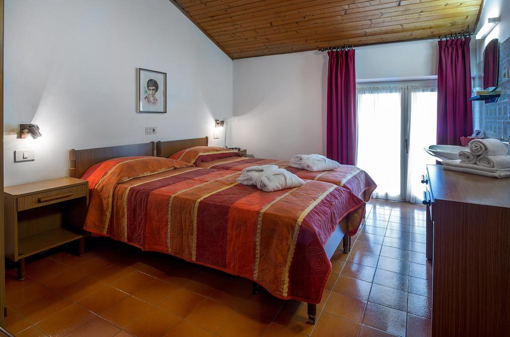 Albergo Villa Mimosa Torbole Sul Garda Rum bild