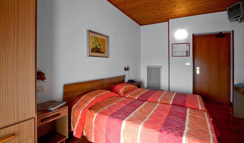 Albergo Villa Mimosa Torbole Sul Garda Rum bild